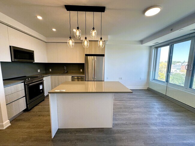 Photo du bâtiment - Stunning Unit at East City Condos (1+Den, ...