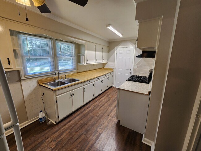 Building Photo - Southern Charm