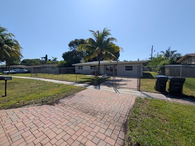 Building Photo - Spacious 3BR Rental with Outdoor Living Space