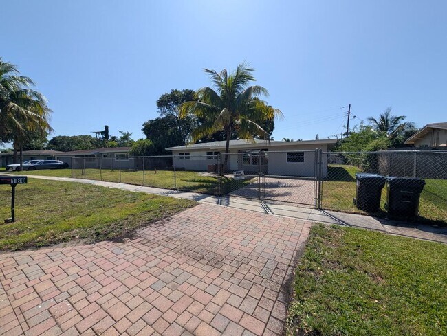 Foto del edificio - Spacious 3BR Rental with Outdoor Living Space