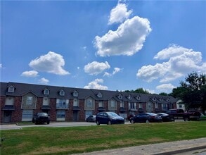 Building Photo - 1752 N Chestnut Ave