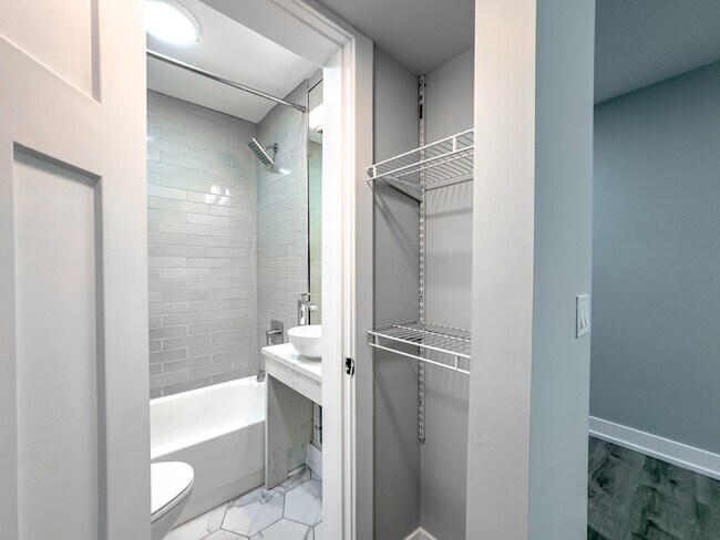 Building Photo - 545 W Belmont Ave