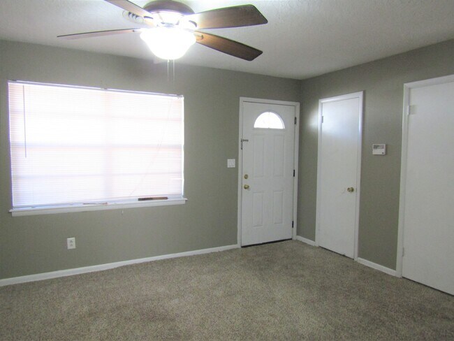 Building Photo - Charming Cute Home Near OU Campus!