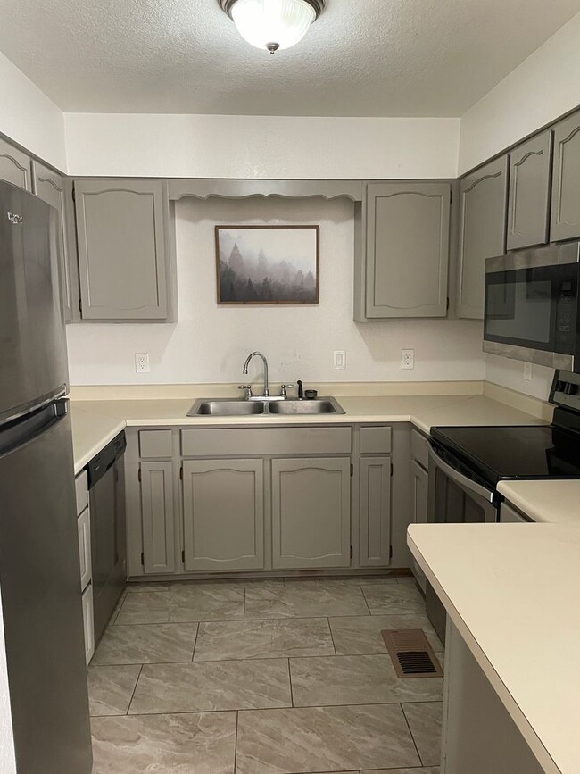 Building Photo - 2 Bed / 2 Bath Triplex with Garage & Private Yard – Great Location!