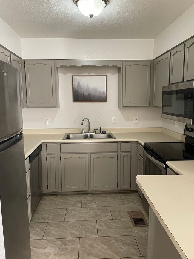 Foto del edificio - 2 Bed / 2 Bath Triplex with Garage & Private Yard – Great Location!