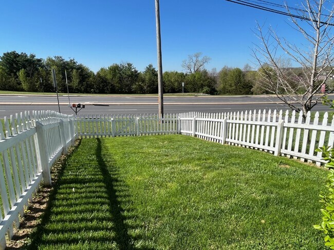 Building Photo - Charming Townhouse Rental with 2 Beds, 1.5...