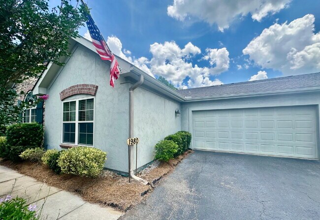Building Photo - Charming Two Bedroom Townhome in Abbey Gle...