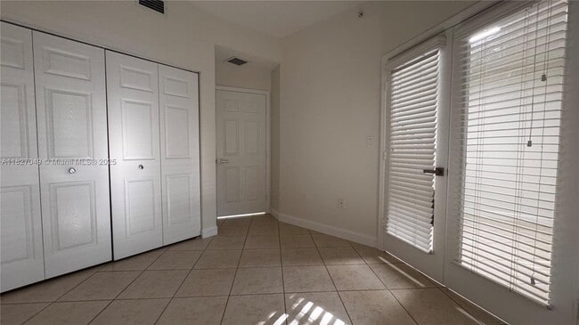 Foto del edificio - 985 SW 143rd Ave