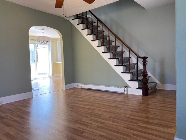 Foto del edificio - 74 Moore Ave