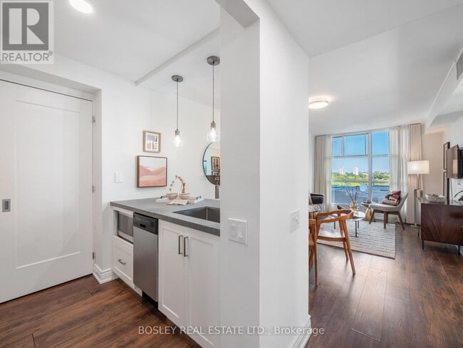 Building Photo - 409-421 Bloor St E