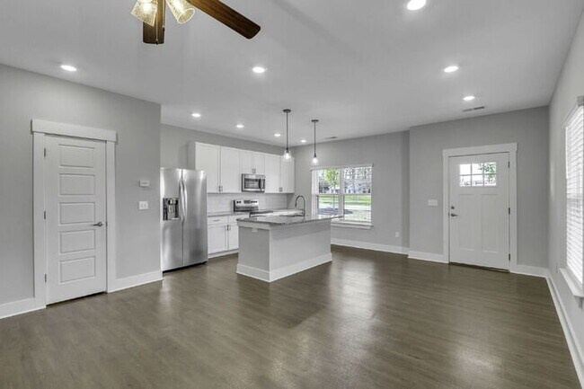 Building Photo - Charming 3-Bedroom Townhouse Retreat in Travelers Rest