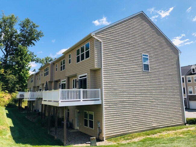 Foto del edificio - 4 bed/3.5 bath Townhouse in Suncrest Village - 6/04/2026