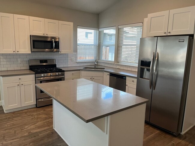 Building Photo - Single Level Home with Nice Layout