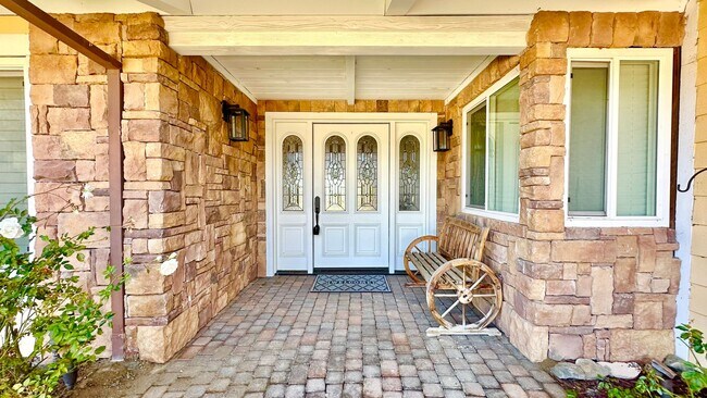 Building Photo - Stunning Custom Single-Story Home in Beaut...