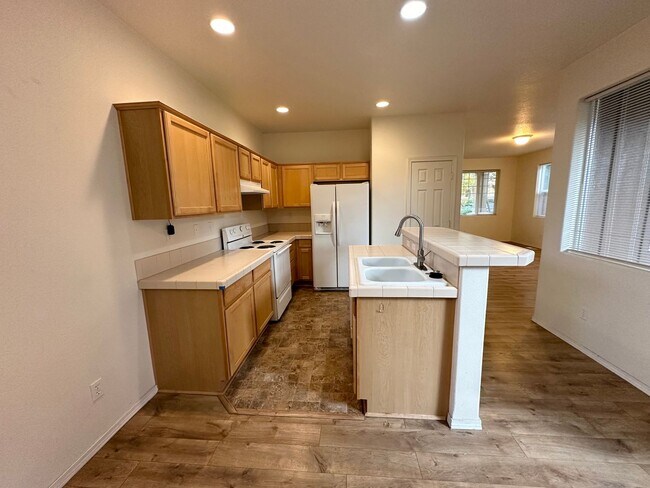 Foto del edificio - 3 Bedroom Hillsboro Home in Brookwood Cros...