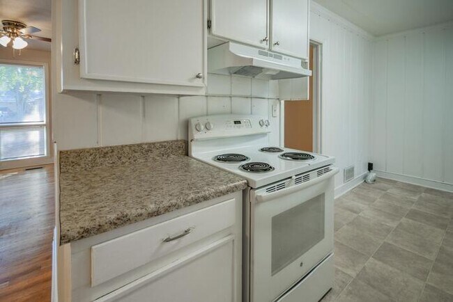 Building Photo - 1535 Laburnum Dr