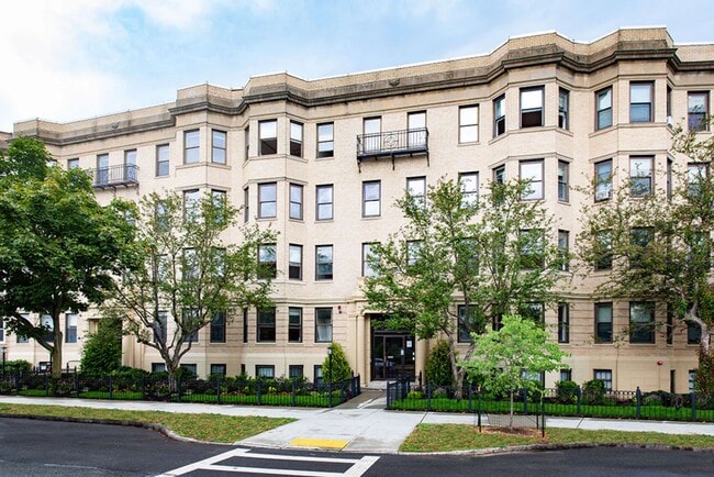 Building Photo - 77 Park Dr