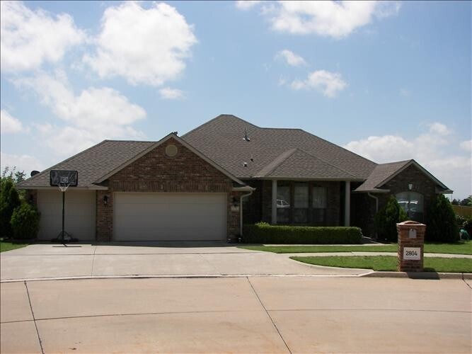 Foto principal - 3 bedroom 2 bath home with a 3 car garage