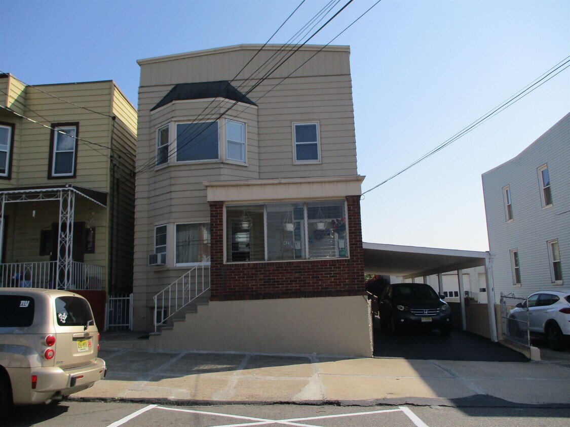 Primary Photo - 1425 43rd St