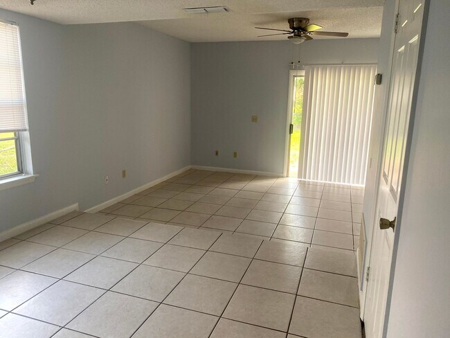 Building Photo - 12086 Mendel Dr
