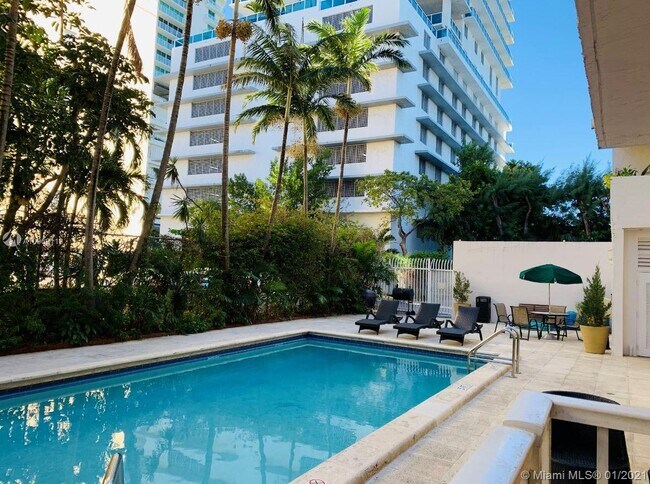 Foto del edificio - 677 NE 24th St