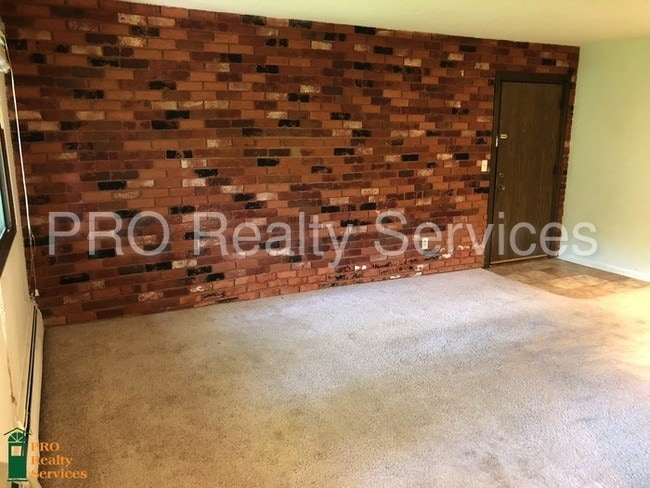 Building Photo - Two Bedroom 2nd floor Apartment!