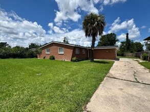 Building Photo - 2819 General Mitchell Dr