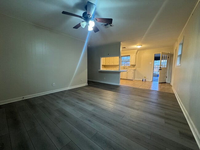 Foto del edificio - 300 Belle Homme Dr