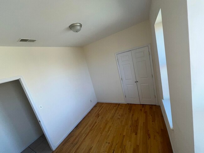 Building Photo - 250 S Orange Ave