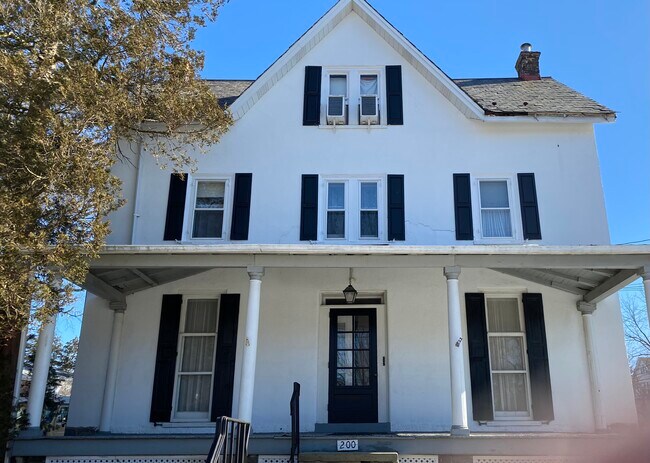 Front - 200 Walnut St