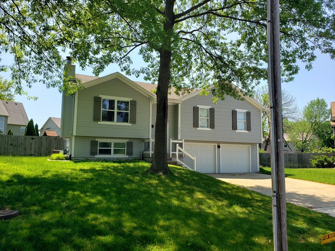 1036 SE Wingate Ct, Lees Summit, MO 64081 House for Rent in Lees