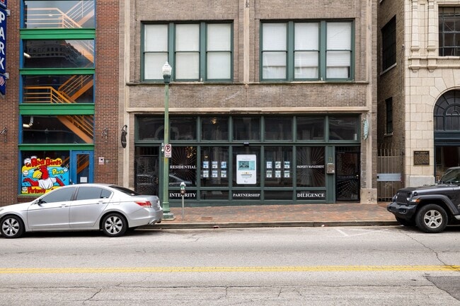 Building Photo - 1 bedroom, 1 bath updated condo in downtow...