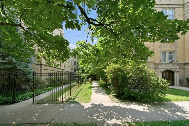 Foto del edificio - 6316 N Artesian Ave