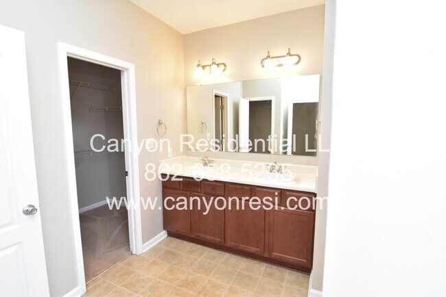 Foto del edificio - 3637 Crosswinds Dr