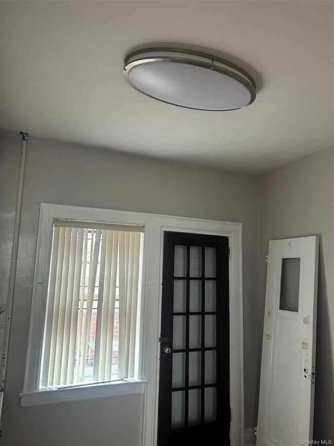 Building Photo - 594 E 38th St