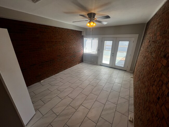 Building Photo - 171 Hutton St