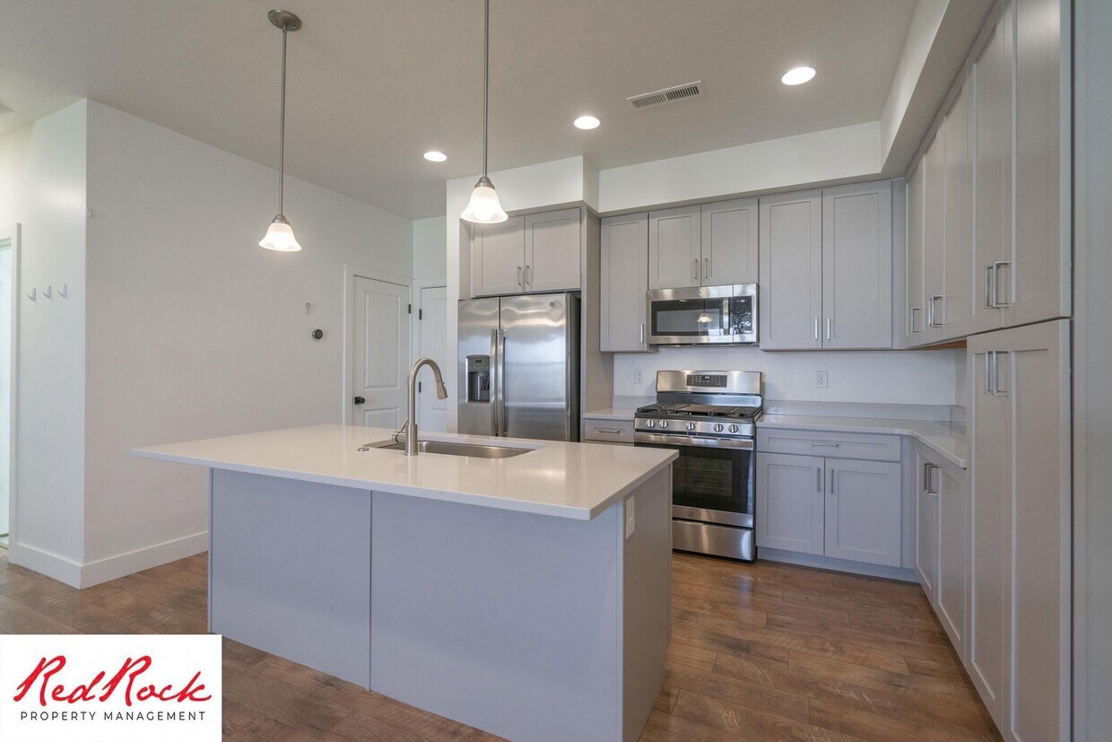 Primary Photo - 3 Bedroom Townhome Located in Desert Color...