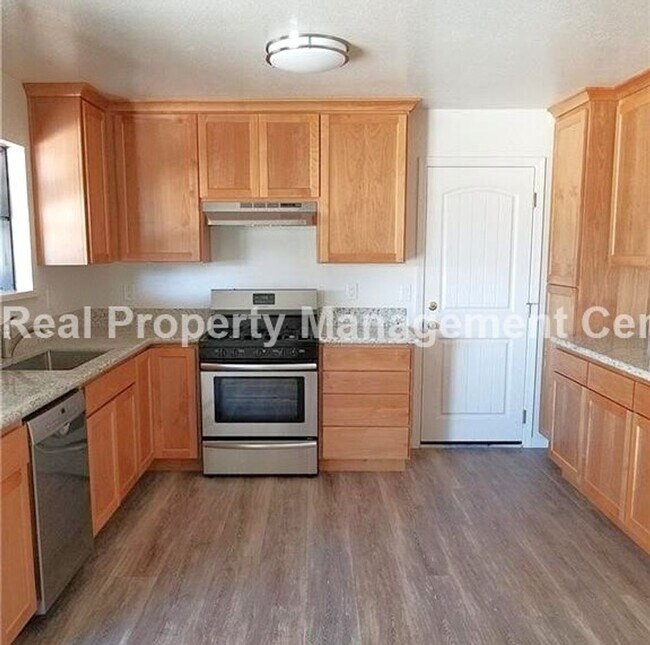Building Photo - AVAILABLE JUNE - Secluded 3bed/2bath Home ...
