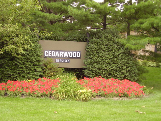 Foto del edificio - Cedarwood Apartments