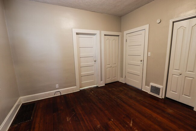 Building Photo - $500 off 1st full months rent  ***Section ...