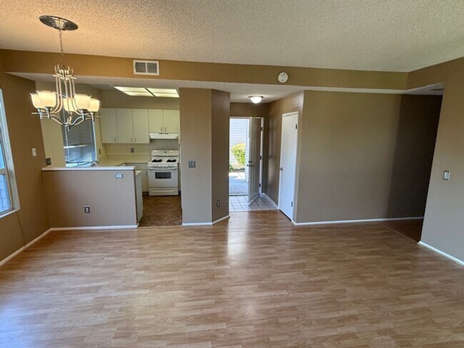 Foto del edificio - 2-Bedroom, 2-Bathroom Ground Level Condo in Hercules