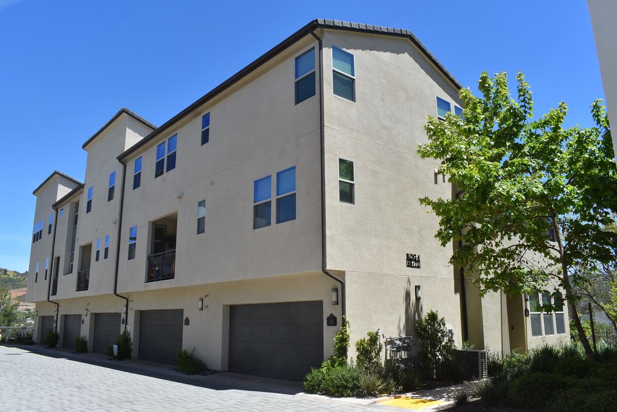 Foto principal - 3 Bedroom 3.5 Bath 3 Story Townhome with L...