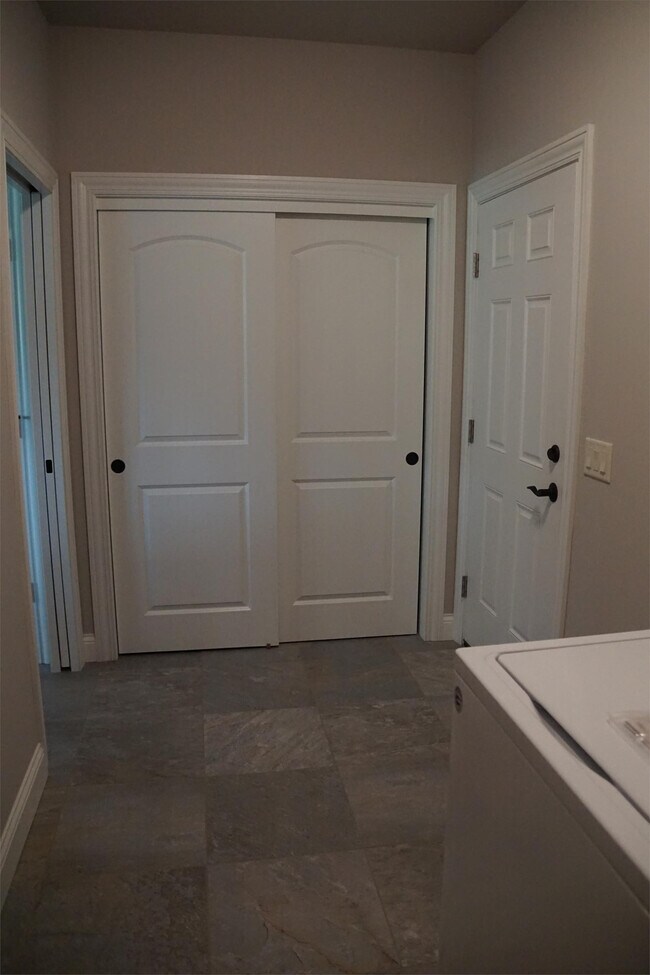 Foto del edificio - 6715 Charlie Grimm Rd