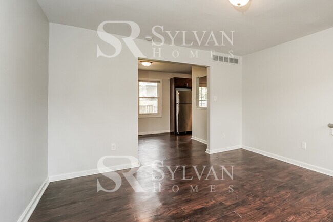 Foto del edificio - This highly desirable 4 bedroom, 2 bathroom home is ready for your personal touch!