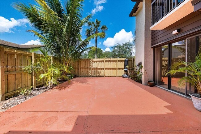 Foto del edificio - 3199 Cocoplum Cir