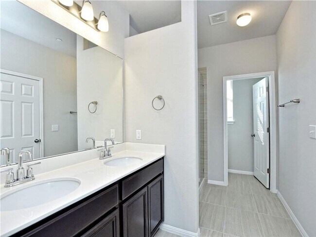 Foto del edificio - Alluring  Single Family Home | 3 BR/2.5BA | Peaceful Backyard| Coming Soon!