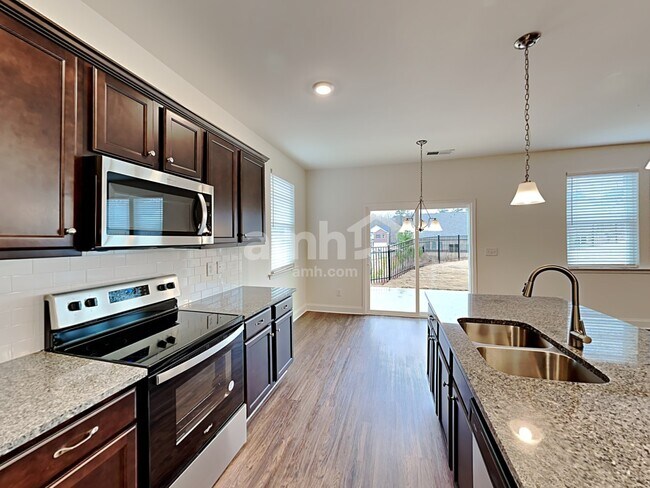 Building Photo - 808 Carnaby Lane