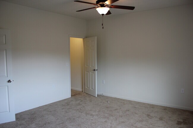 Foto del edificio - One Bedroom Garden Apartment