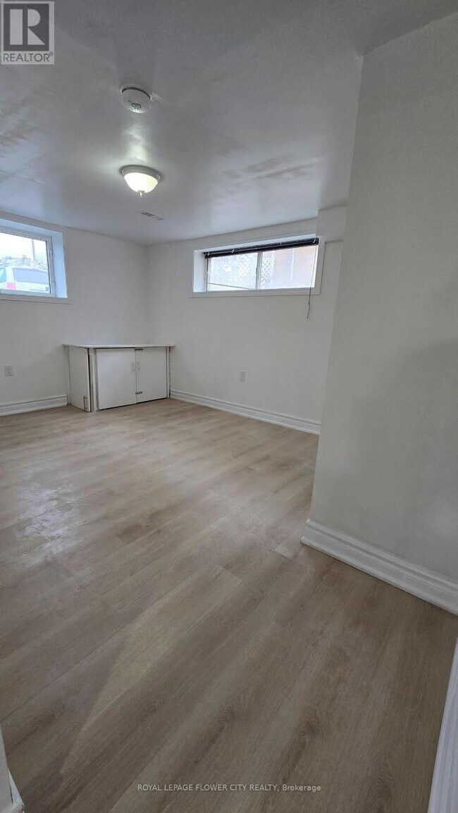 Photo du bâtiment - 8 McCulla Ave