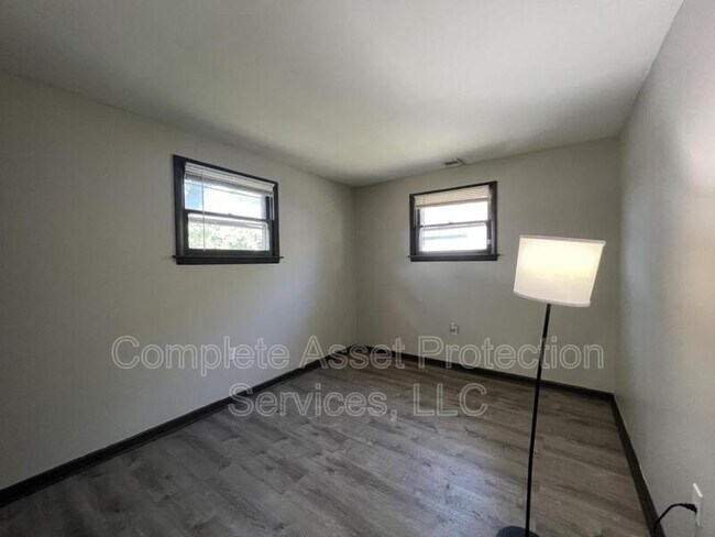 Building Photo - 7044 Chestnut Ave